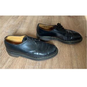 Vintage made in England Dr. Martens black leather, low rise oxford